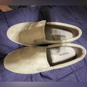 Tan 9 wide slip-on sneakers